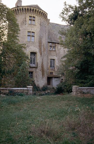 Façade et tour d'angle.