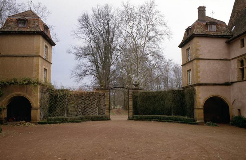 Pavillons et grille d'entrée.