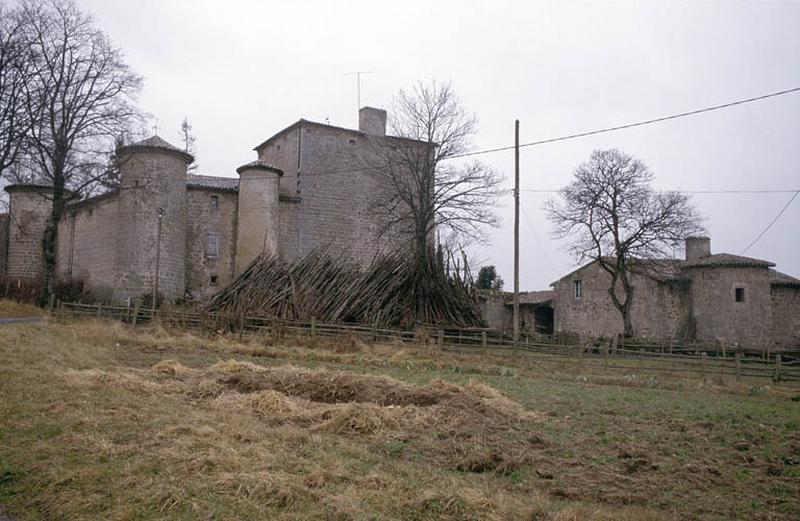 Vue d'ensemble, corps de logis principal et communs.