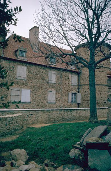 Façade et tour ronde.