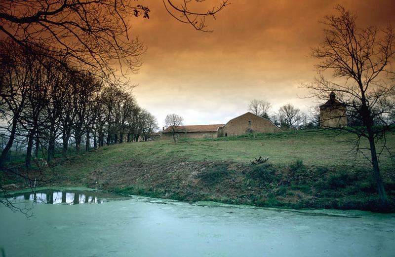 Vue d'ensemble, pièce d'eau et communs.