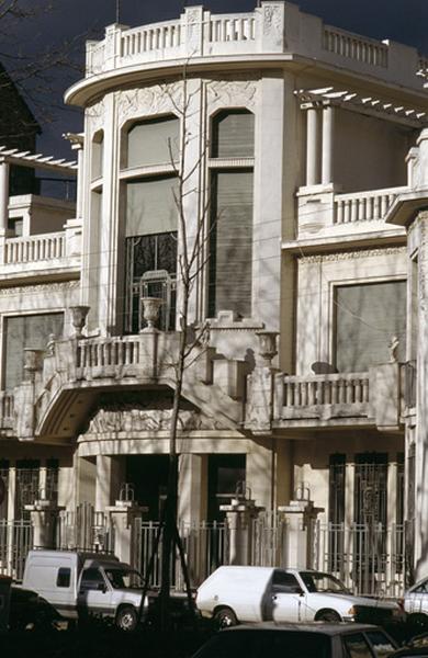 Façade principale, bow-window avec escalier à double volée.