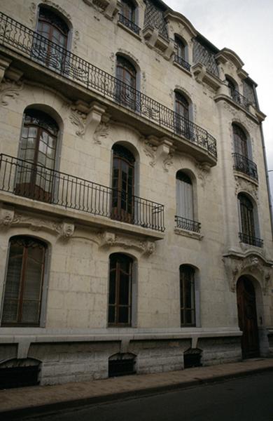 Façade Nord, sur rue.