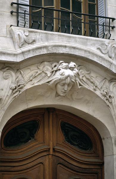 Détail du linteau de la porte d'entrée.