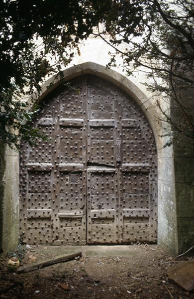 Porte d'entrée cloutée.