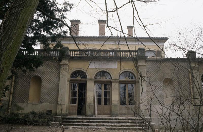 Façade et terrasse.