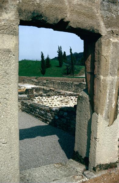 Vestiges constructions, porte et murs.