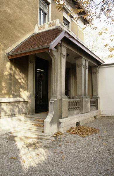 Façade latérale, entrée couverte.