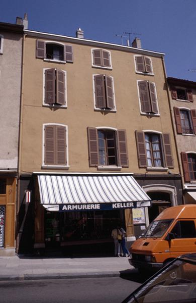 Façade sur rue.