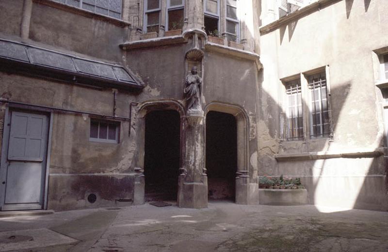 Cour intérieure, cage d'escalier.