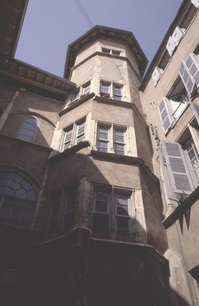 Cour intérieure, cage d'escalier.