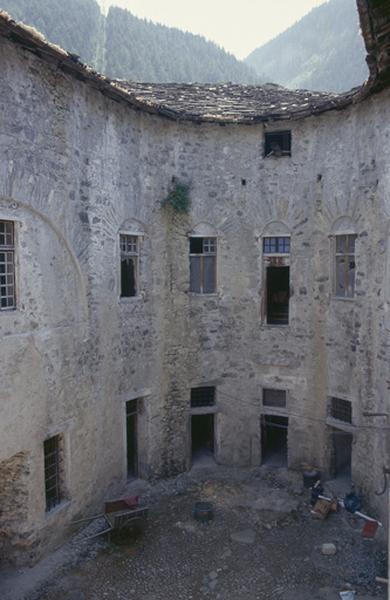 Cour intérieure et façades.