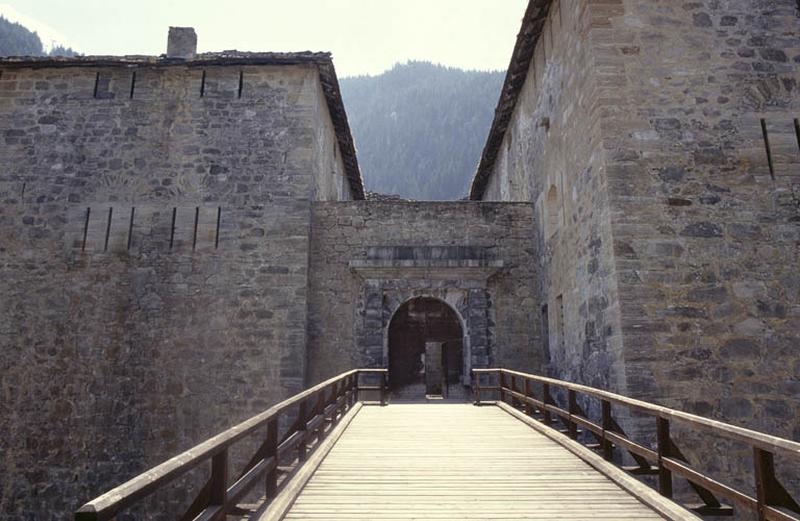 Entrée Nord et pont-levis.