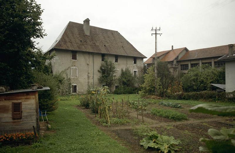 Façade sur jardins.