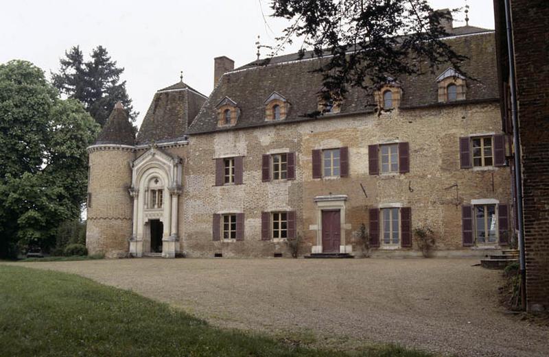 Corps de logis principal, façade Est, sur cour.