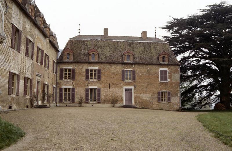 Aile, façade Sud, sur cour.