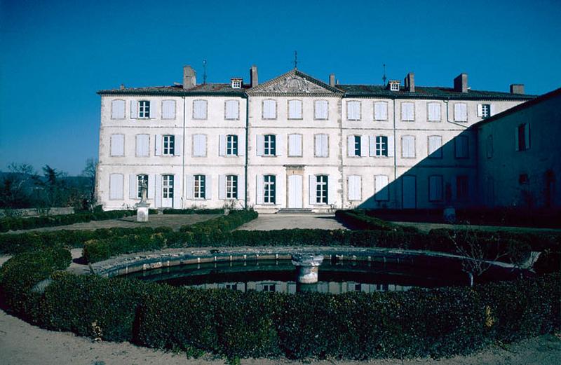 Vue d'ensemble, cour intérieure et façade principale.