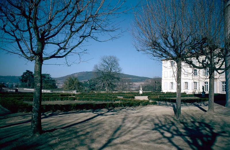 Vue d'ensemble, jardins à la française.