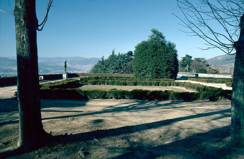 Vue d'ensemble, jardins à la française.