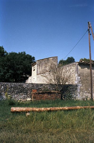 Vue d'ensemble depuis l'extérieure, tour et mur d'enceinte.