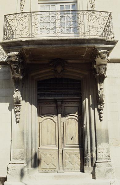 Façade principale, porte et balcon.