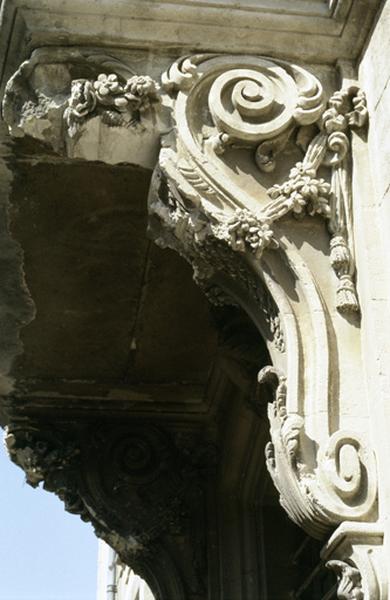 Balcon, corbeaux.