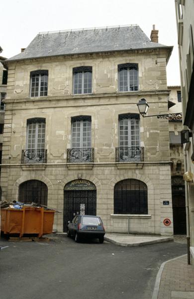 Vue depuis la place des Herbes.