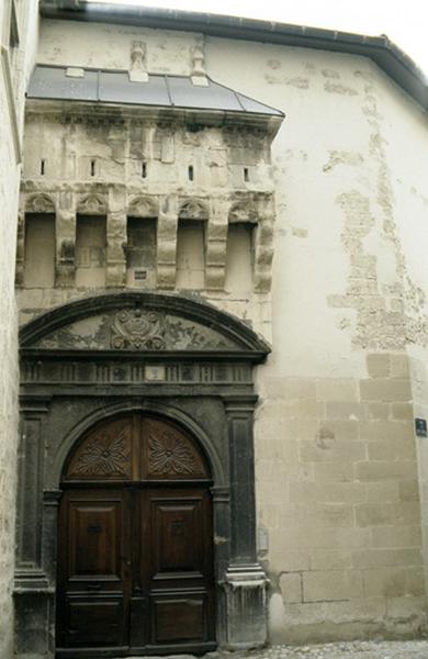 Porte côté place des Herbes.