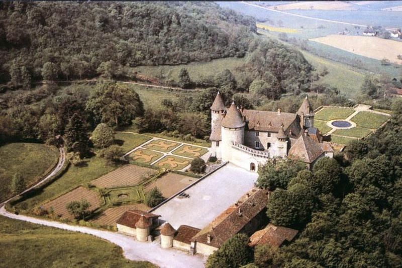 Vue aérienne, château, communs et jardins.