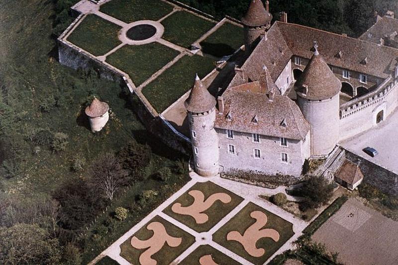 Vue aérienne, château et jardins.