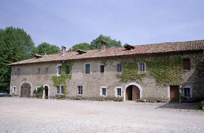 Communs, façade sur cour.