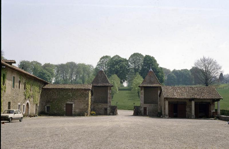 Vue d'ensemble depuis la cour intérieure, communs et deux demi-tourelles composant l'entrée.