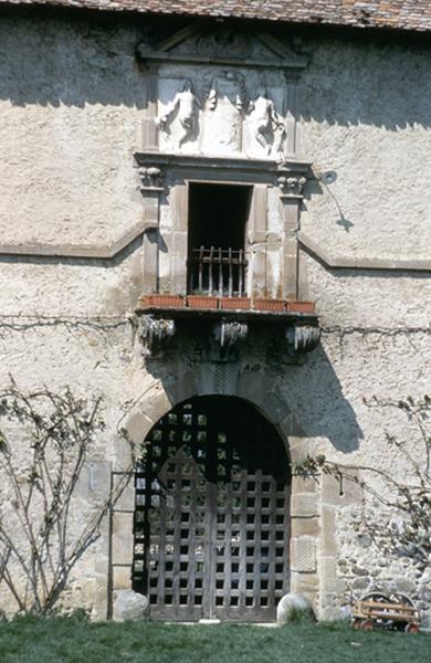 Corps de logis principal, détails façade Est, porte et balcon à fronton historié.