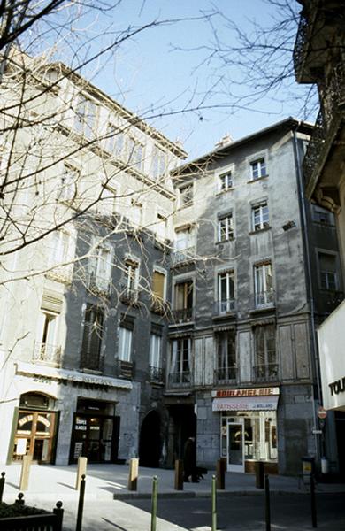 Façades sur rue.