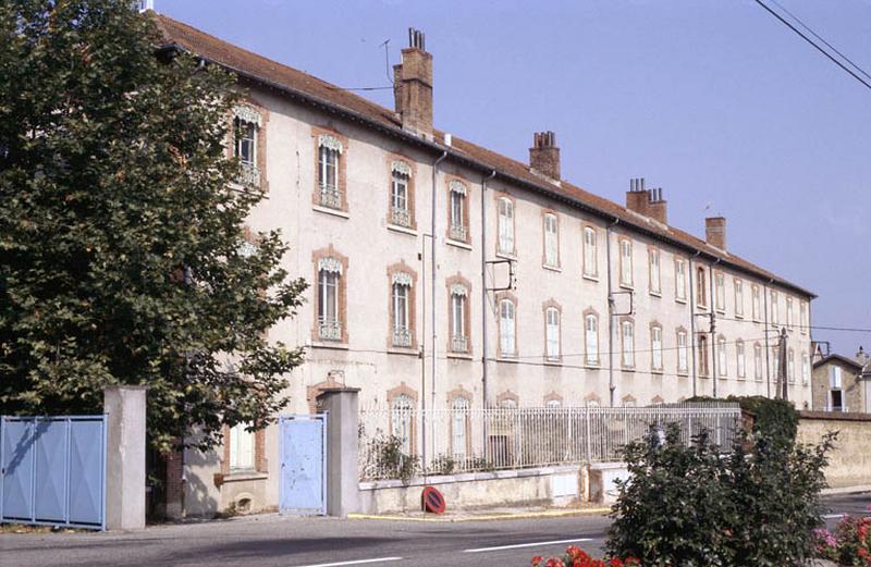 Façade Est et bâtiments réservés à la direction (gauche).