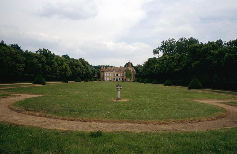 Vue d'ensemble, jardins, parc et château.