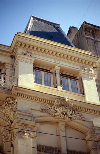 Façade sur rue, détails fenêtres.