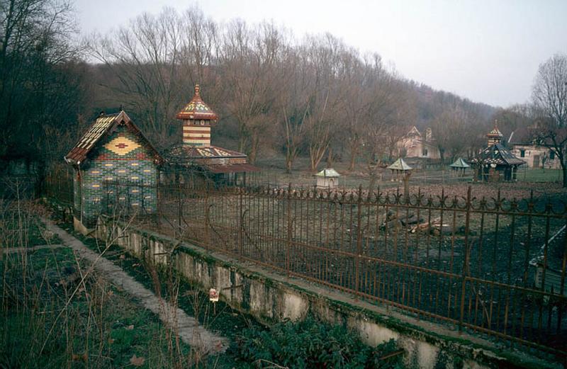 Vue d'ensemble, parc et bâtiments.