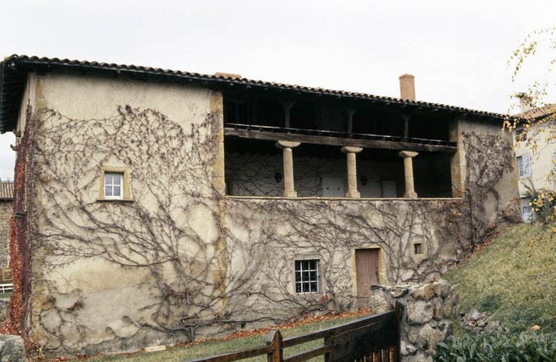 Façade extérieure avec galerie.