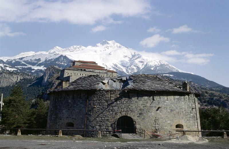 Façade postérieure, entrée et pont.