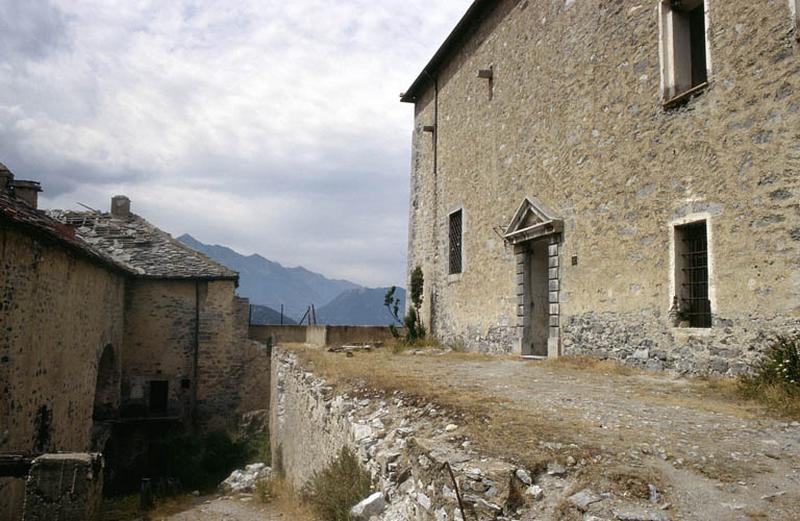 Chapelle, porte avec fronton.