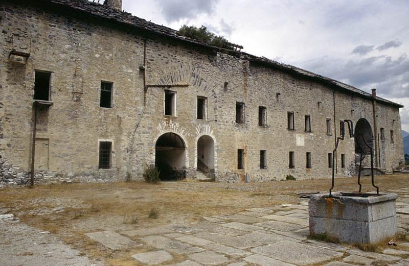 Bâtiment de commandement, façade Sud et place d'armes.