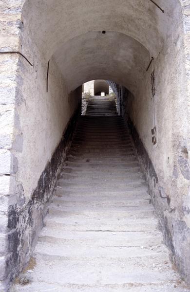 Casernements, escalier sous arche.