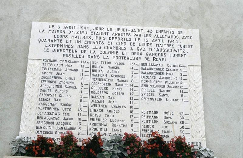 Détail façade, plaque commémorative.