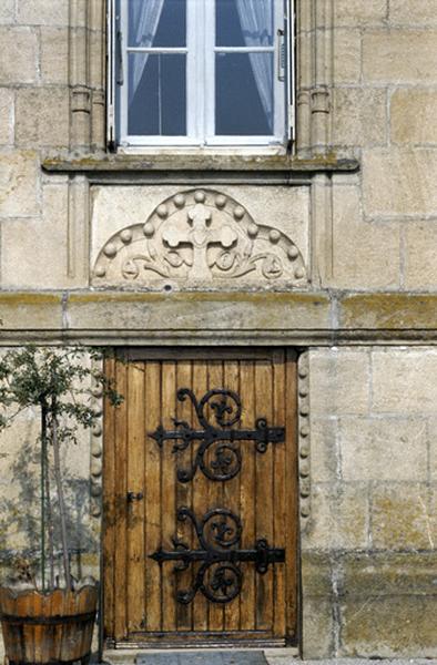 Façade Ouest, porte et bas-relief.