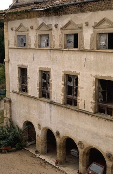 Aile Ouest, façade sur cour, fenêtres et galerie.