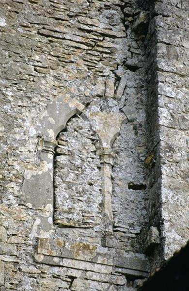 Façade donjon, fenêtre murée.