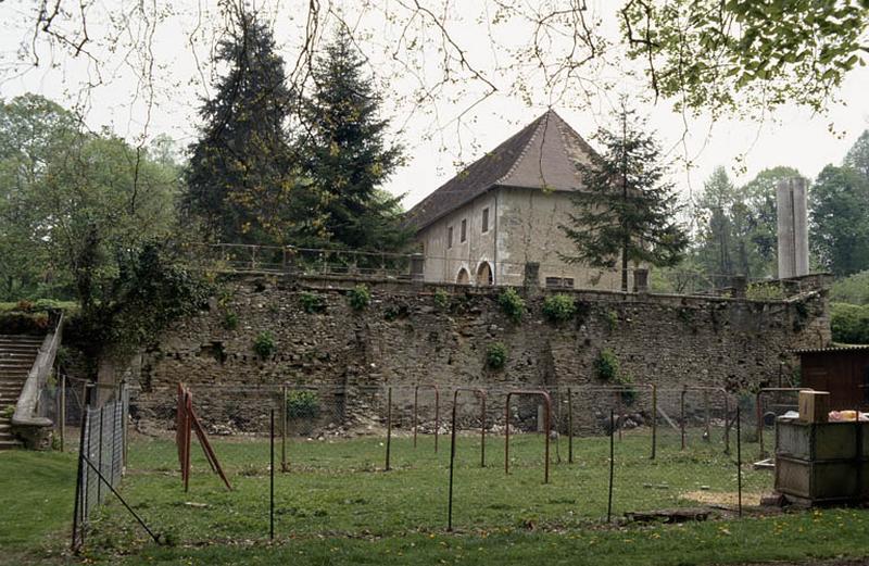 Jardins et écuries.