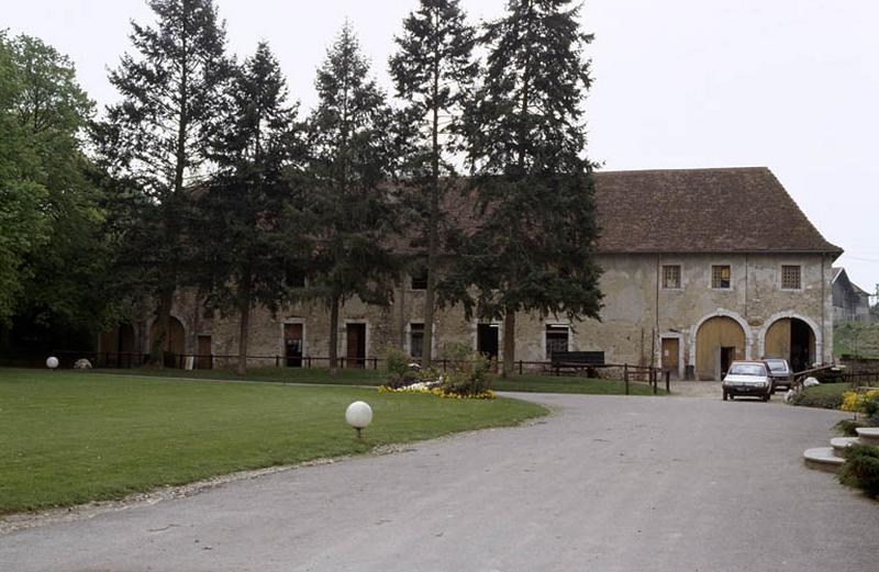 Ecuries, façade sur cour.