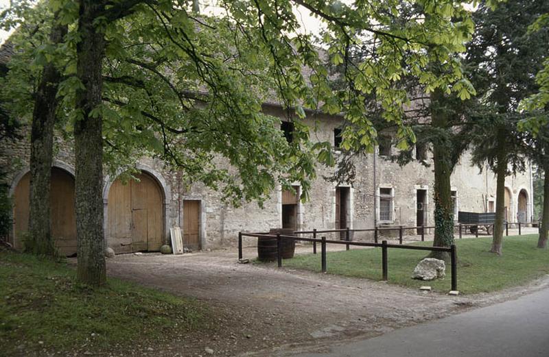 Ecuries, façade sur cour.